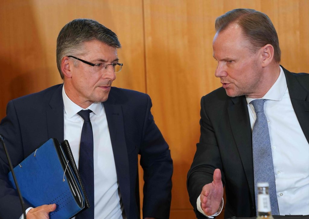 Polizeipräsident Ralf Martin Meyer (l.) und Innensenator Andy Grote (SPD) bei der Pressekonferenz am Dienstag.