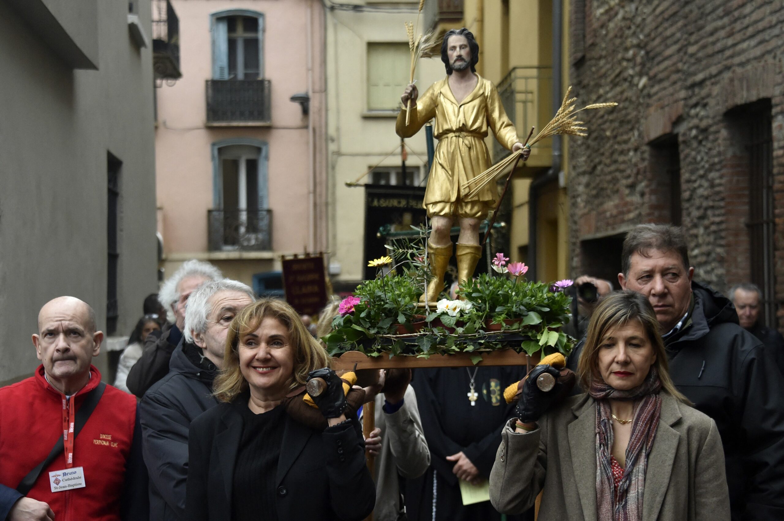 Gläubige tragen eine Statue des Heiligen Gaudéric, des Schutzpatrons der Landwirte, durch Perpignon.