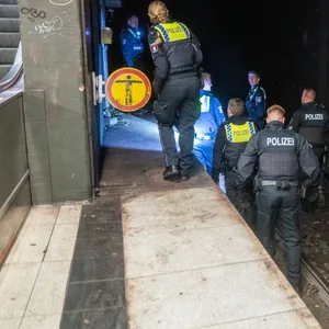 Verkehrskontrolle auf der Reeperbahn. Autofahrer flüchtet in S-Bahnhtunnel