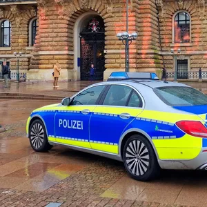 Aktivisten der „Letzten Generation“ haben das Eingangsportal des Hamburger Rathauses mit oranger Farbe besprüht.