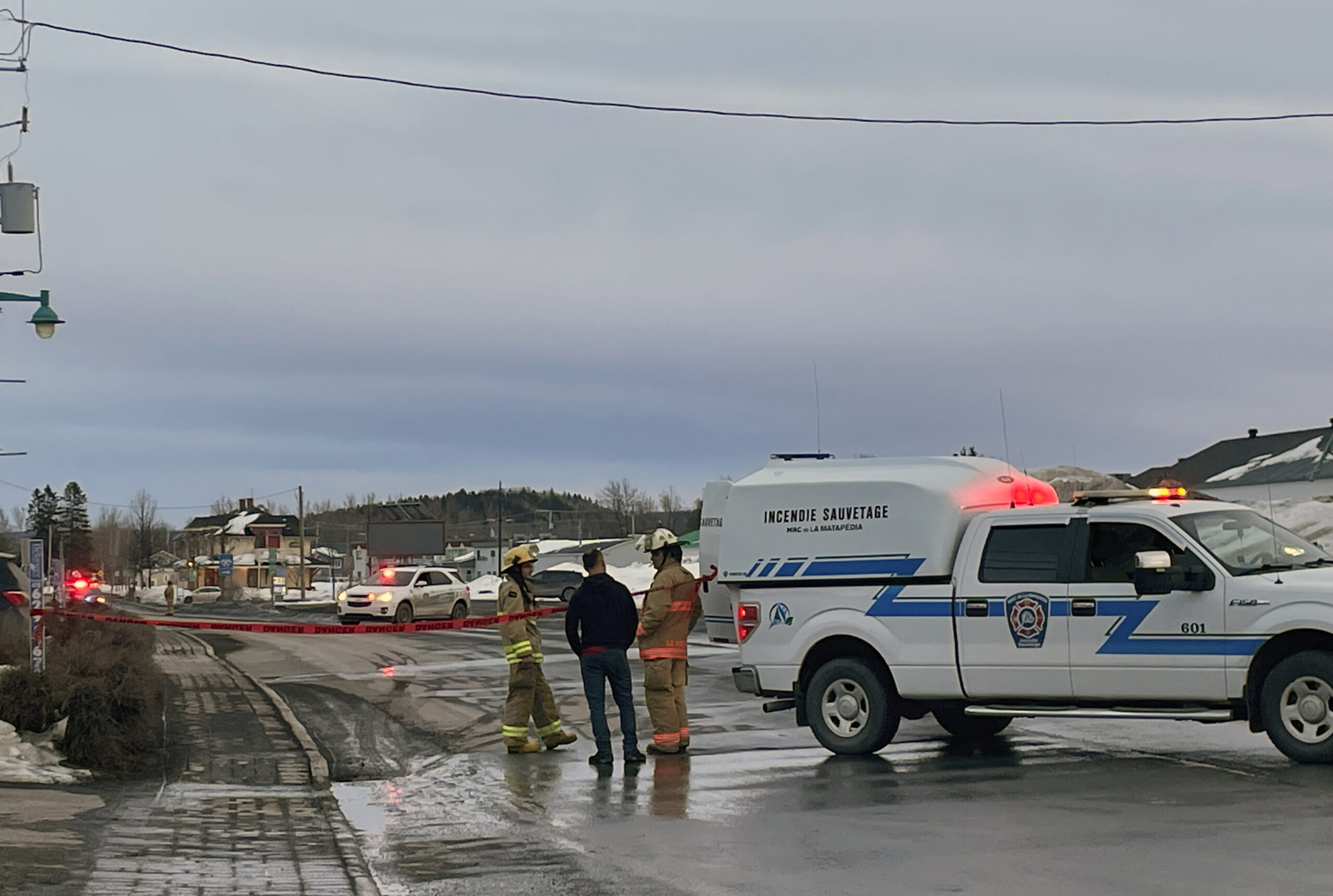 Auf dieser Straße starben zwei Menschen: Ein Pick-up-Fahrer ist in Amqui, Quebec, gegen mehrere Fußgänger gerast.