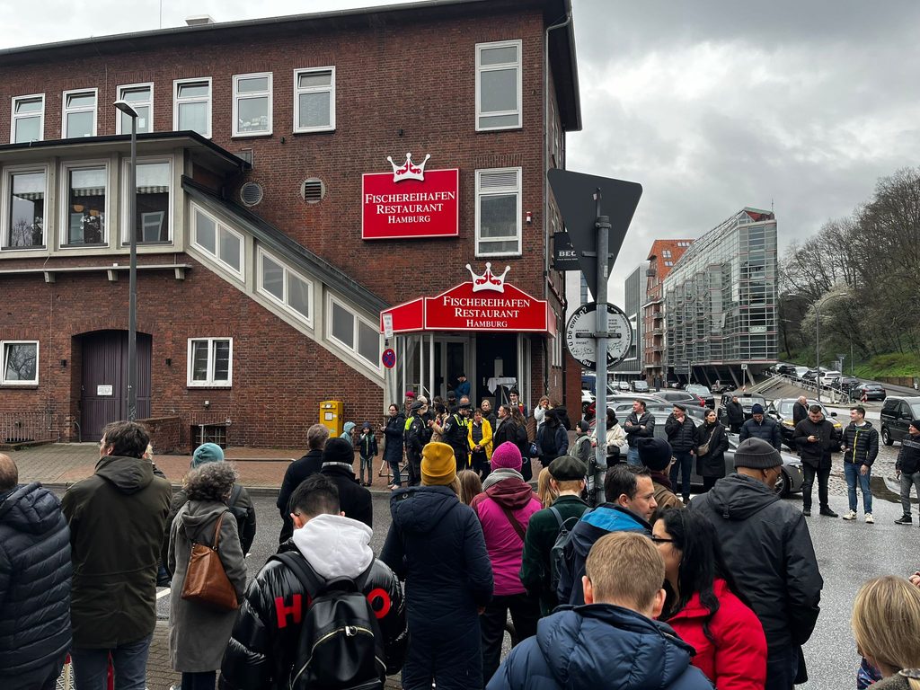 Fans warten auf die Rückkehr von König Charles.