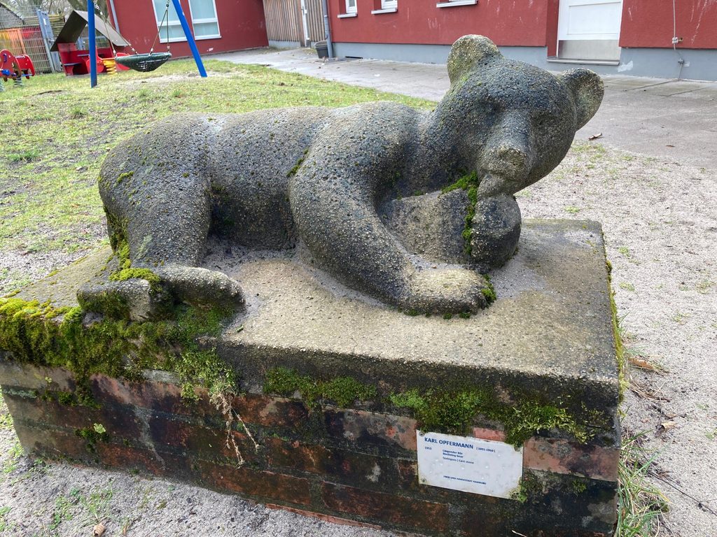 Liegender Bär