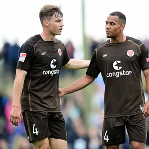 David Nemeth und Etienne Amenyido klatschen ab