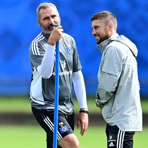 HSV-Coach Tim Walter scherzt mit Co-Trainer Julian Hübner
