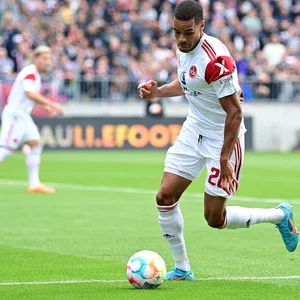 Ex-Hamburger Jan Gyamerah muss beim 1. FC Nürnberg als Linksverteidiger ran.