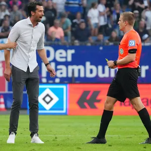 Jonas Boldt (HSV-Sportvorstand) und Schiedsrichter Robert Schröder
