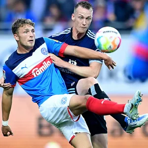 Noch steht nicht fest, ob sich Fiete Arp (l.) und HSV-Kapitän Sebastian Schonlau morgen erneut duellieren.