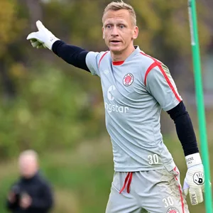 Sascha Burchert gibt Kommandos im St. Pauli-Training.