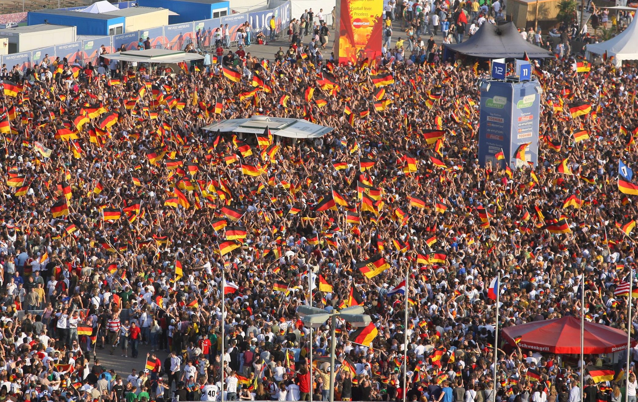 Bei der Heim-WM 2006 wurde auf dem Heiligengeistfeld vier Woche lang eine große Fußball-Party gefeiert.