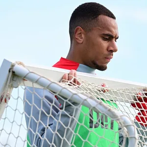 Etienne Amenyido trägt ein Tor im Training