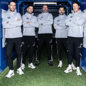 Als Kollektiv bestehend aus Torwarttrainer Sven Höh, Co-Trainer Julian Hübner, Co-Trainer Filip Tapalovic und Co-Trainer Merlin Polzin (v .l. ) will der HSV das Fehlen von Chefcoach Tim Walter (M.) ersetzen.