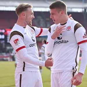 Lukas Daschner und Jakov Medic bejubeln ein St. Pauli-Tor.