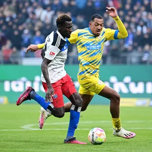 Im Januar siegten Bakery Jatta und der HSV in der Liga mit 4:2 gegen Anton Donkor (r.) und Eintracht Braunschweig.