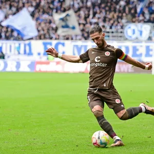 St. Paulis Leart Paqarada flankt den Ball vors Tor.