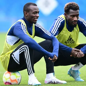 Jean-Luc Dompé und Bakery Jatta im HSV-Training