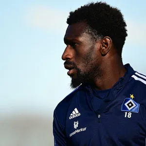 Bakery Jatta schaut nachdenklich zur Seite