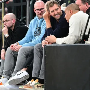 Dirk Nowitzki verfolgte das Spiel mit seinem Kumpel und Towers-Boss Marvin Willoughby.