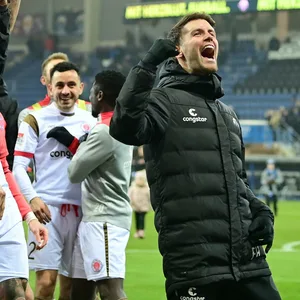 Fabian Hürzeler jubelt nach Sieg in Paderborn