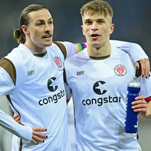 David Otto feiert mit Jackson Irvine den Auswärtssieg in Paderborn.