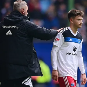 HSV-Trainer Tim Walter hält große Stücke auf Leihspieler Noah Katterbach (r.)