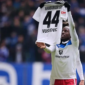 Jean-Luc Dompé zeigte nach seinem Tor das HSV-Trikot von Mario Vuskovic ins Stadion.