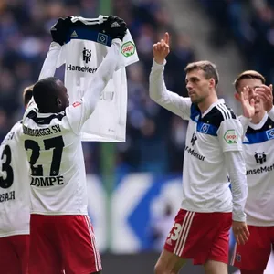 Eine Aktion, die zweigeteilte Reaktionen hervorrief: Dompé hält nach seinem Tor ein Vuskovic Trikot hoch.
