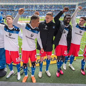 Die HSV-Profis feiern den Sieg gegen Nürnberg vor der Nordtribüne.