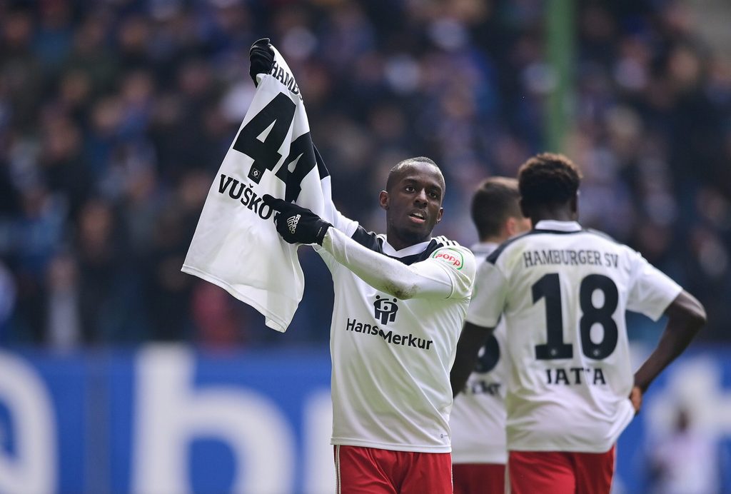 Jean-Luc Dompé bejubelt sein 1:0 gegen Nürnberg mit einem Vuskovic-Trikot.