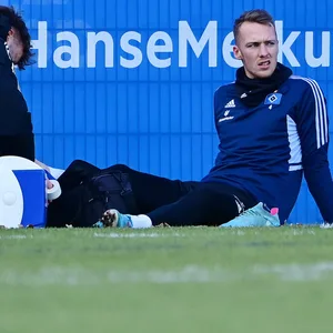 Sebastian Schonlau wird am Knöchel behandelt