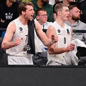 Towers-Spieler jubeln an der Bande