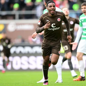 Oladapo Afolayan feiert sein erstes St. Pauli-Tor