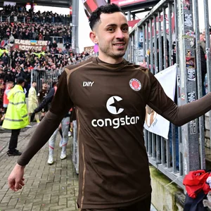 Manolis Saliakas klatscht mit St. Pauli-Fans ab.