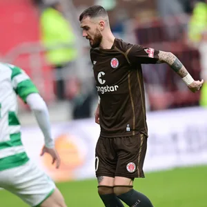 Marcel Hartel am Ball gegen Greuther Fürth