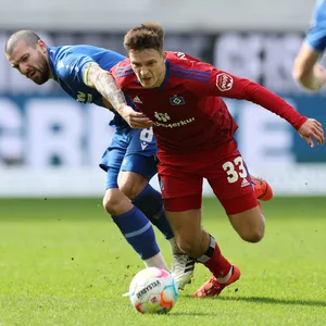 Jerôme Gondorf im Zweikampf mit Noah Katterbach