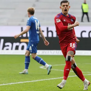 Javi Montero beim Spiel des HSV in Karlsruhe