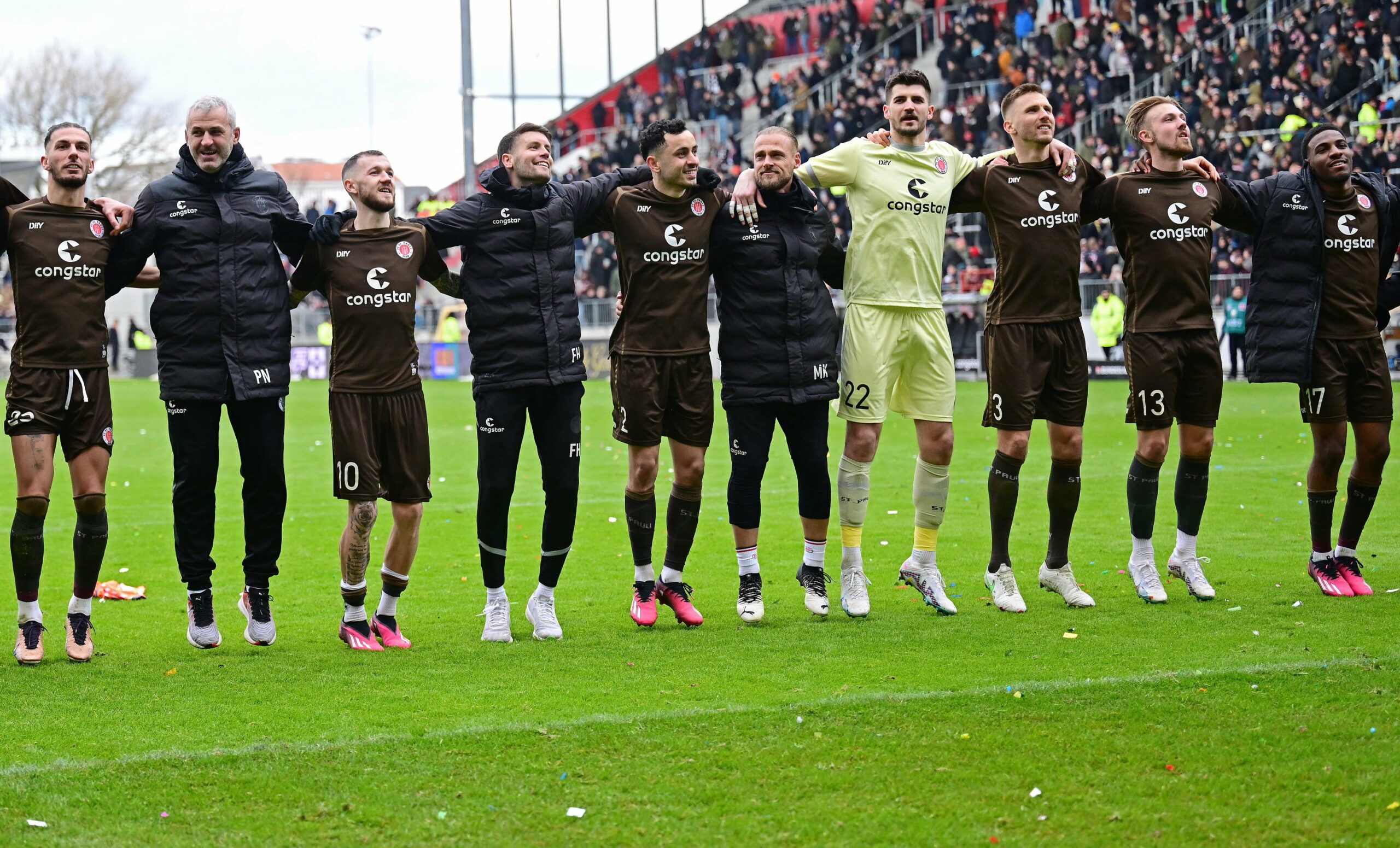 St. Paulis Spieler feiern nach dem Heimsieg gegen Fürth mit den Fans