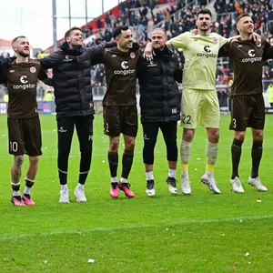 St. Paulis Spieler feiern nach dem Heimsieg gegen Fürth mit den Fans