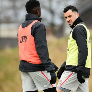 Manolis Saliakas schaut grimmig im Training