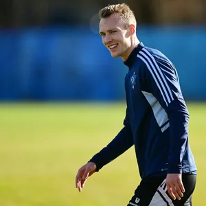 Sebastian Schonlau lacht im HSV-Training