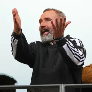 Tim Walter ärgert sich auf der Tribüne