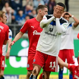 Ransford Königsdörffer schlägt die Hände vors Gesicht