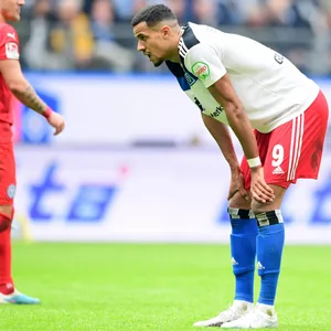 Robert Glatzel stützt sich auf seine Knie.