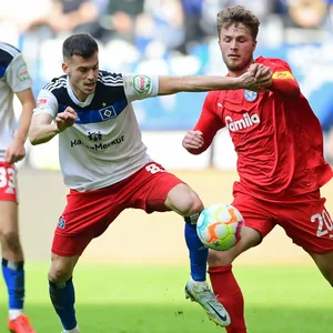 Kiels Fiete Arp im Duell mit HSV-Mittelfeldmann László Bénes