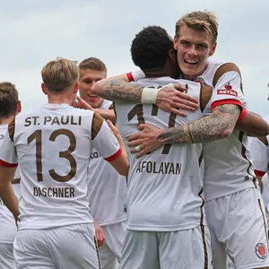 Eric Smith und Mannschaft vom FC St. Pauli feiern Sieg gegen SV Sandhausen