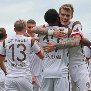Eric Smith und Mannschaft vom FC St. Pauli feiern Sieg gegen SV Sandhausen