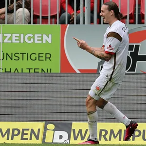 Jackson Irvine bejubelt einen Treffer in Sandhausen.