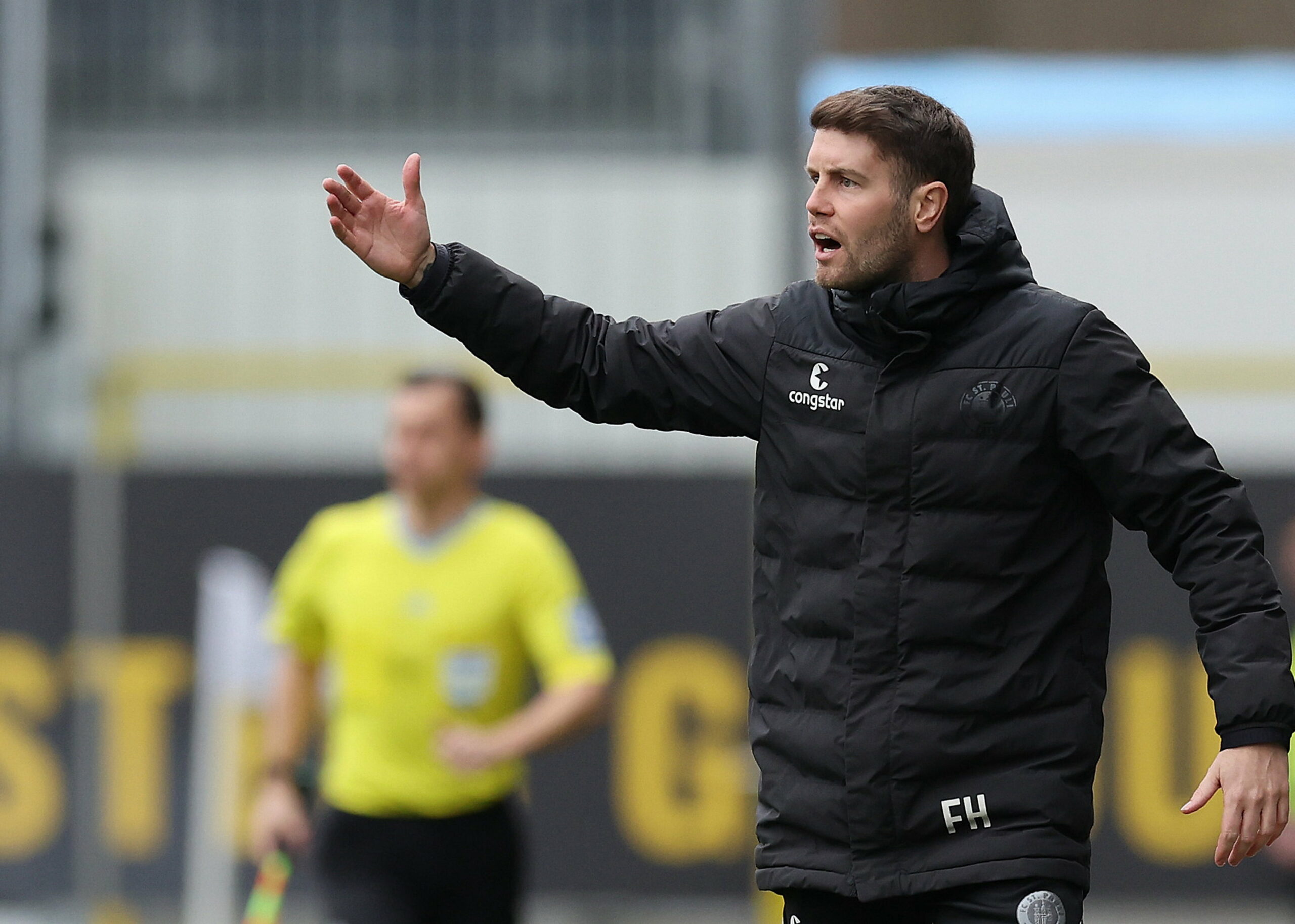 St. Paulis Trainer Fabian Hürzeler gibt Anweisungen im Spiel.