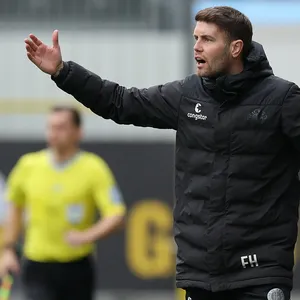 St. Paulis Trainer Fabian Hürzeler gibt Anweisungen im Spiel.