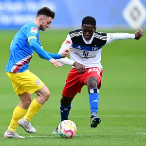 HSV-Talent Elijah Krahn setzt sich im Zweikampf gegen Maurice Multhaup durch